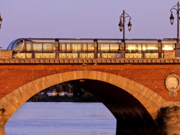 Pourquoi la réservation du pont de pierre aux déplacements doux est une bonne décision !